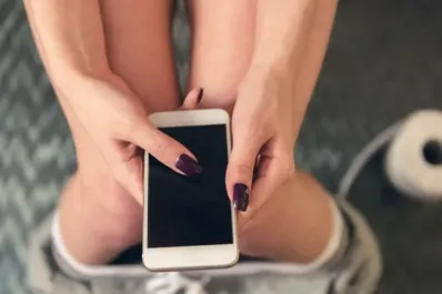El riesgo de utilizar el celular en el baño, según un estudio
