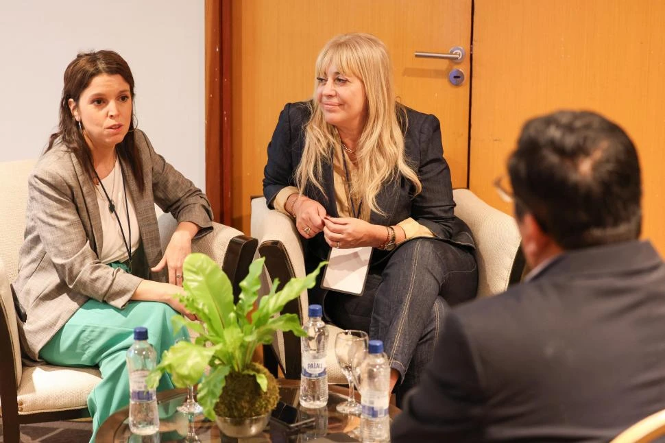 EN EL COFEIN. Carolina Cornejo aparece junto con la intendenta Rossana Chahla, tras su exposición.