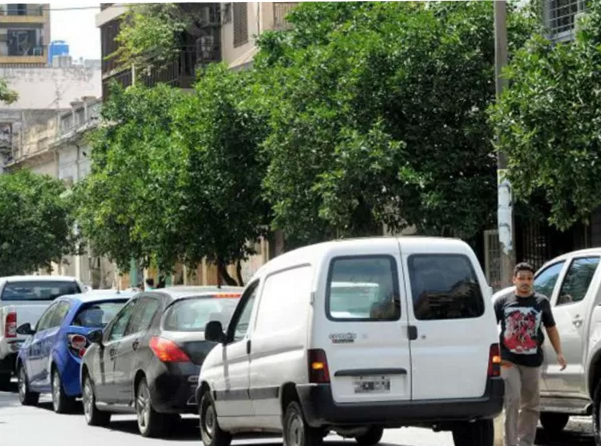 CAOS. El estacionamiento en doble fila es de las infracciones más habituales en el tránsito tucumano.