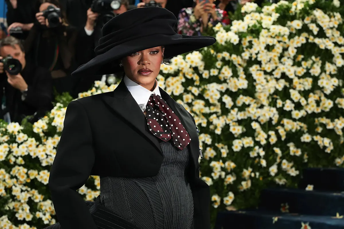 Rihanna espera su tercer hijo: así fue su sorpresiva aparición en la Met Gala