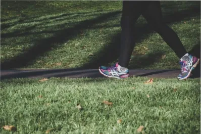 Caminar antes o después de comer: ¿qué es mejor para bajar de peso?