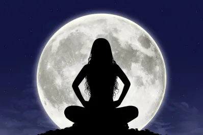 Qué es un baño de luna y por qué tanta gente está haciéndolo