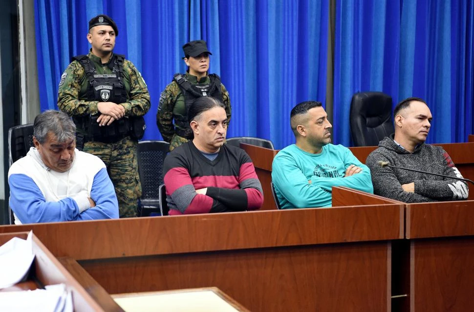 COMPLICADOS PROCESALMENTE. Ricardo Rodríguez, Martín Romano, José Gallo y Eduardo Agüero durante la primera audiencia del juicio.