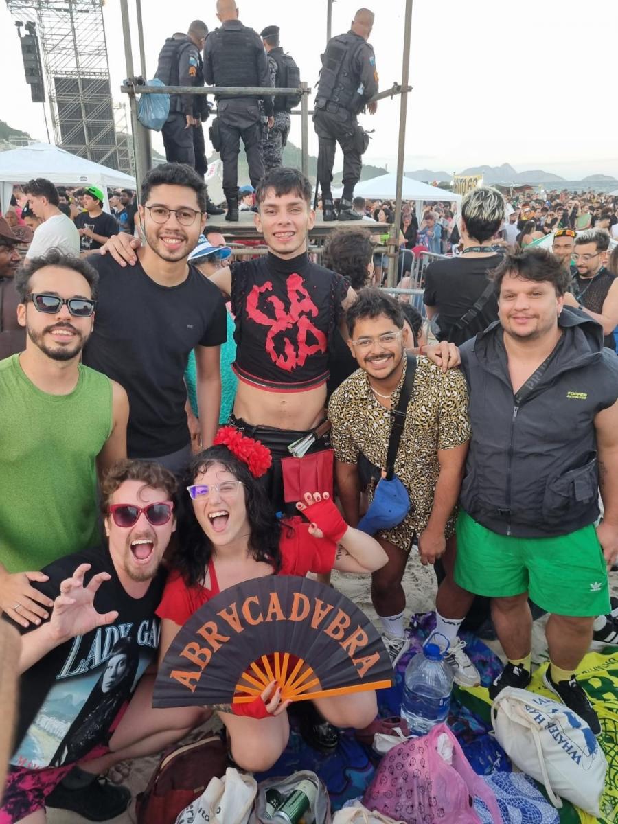 EXPERIENCIA COMPARTIDA. Cristian y sus amigos vivieron una jornada inolvidable entre música, playa y emoción en el show más grande de la artista.
