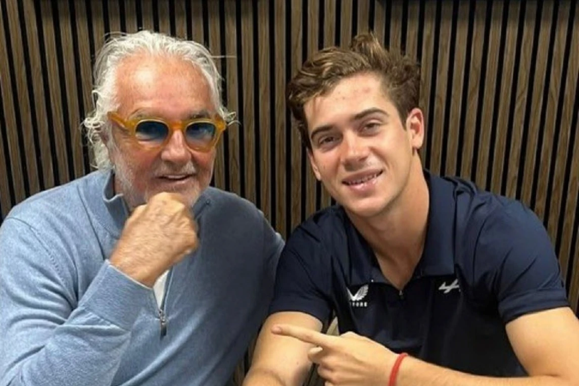 UNIDOS. Flavio Briatore posa con Franco Colapinto.