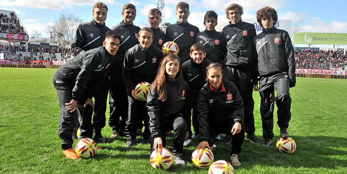 La insólita decisión de la Dirección Nacional de Arbitraje: le prohíbe a los alcanzapelotas festejar los goles