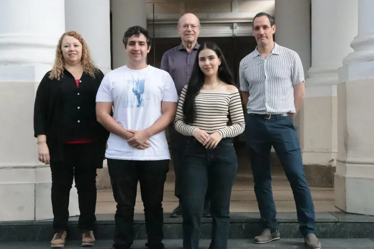 ENERGÍA SUSTENTABLE. Los investigadores del Inquinoa compartieron el reconocimiento junto a Florencia Fagalde, Néstor Katz y Mauricio Cattaneo, referentes clave en el desarrollo científico de la región.