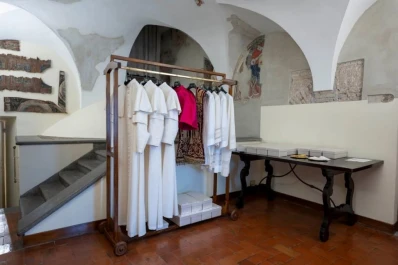 Una extraña disputa: ¿quién vestirá al Papa?