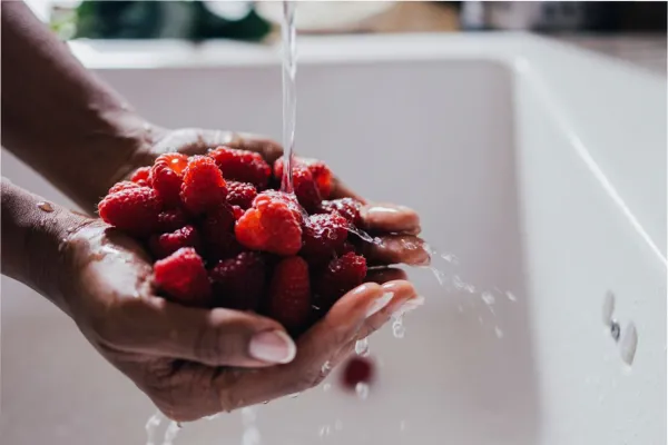 Cinco frutas y verduras que quizás estés lavando mal