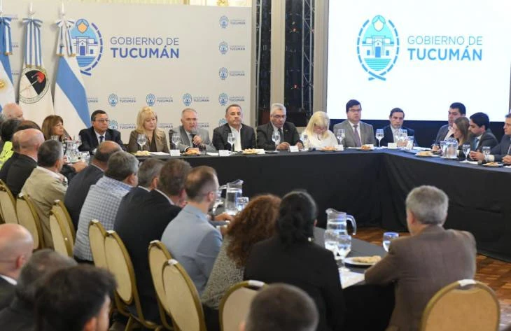 BAJADA DE LÍNEA. Acompañado por Chahla, Jaldo dejó en claro a los funcionarios provinciales y municipales que deben trabajar de modo conjunto. 