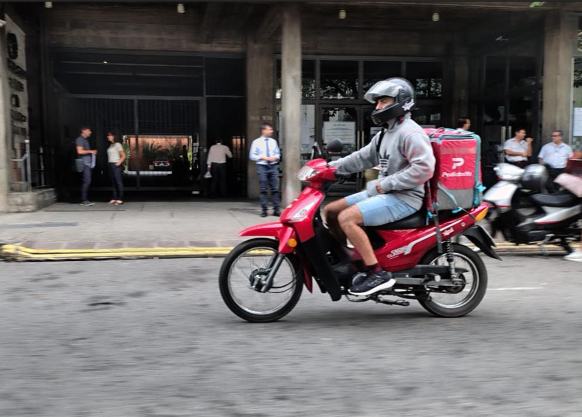 EXPUESTOS. Los cadetes aseguran que se arriesgan cada día a sufrir accidentes o robos mientras trabajan.