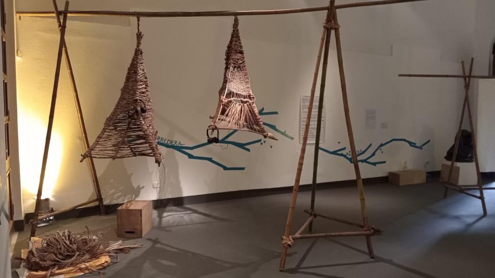 TRABAJOS SONOROS. En las cestas se pueden escuchar grabaciones.