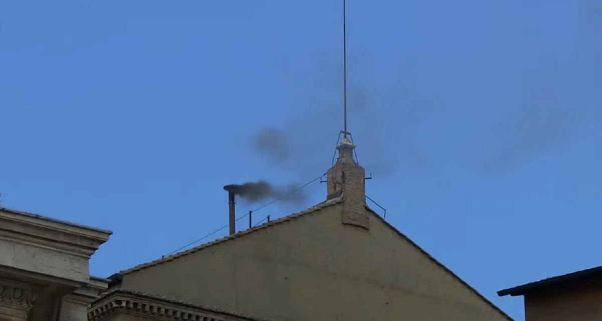 HUMO NEGRO. La chimenea volvió a indicar que no hubo acuerdo en la elección del nuevo papa. 