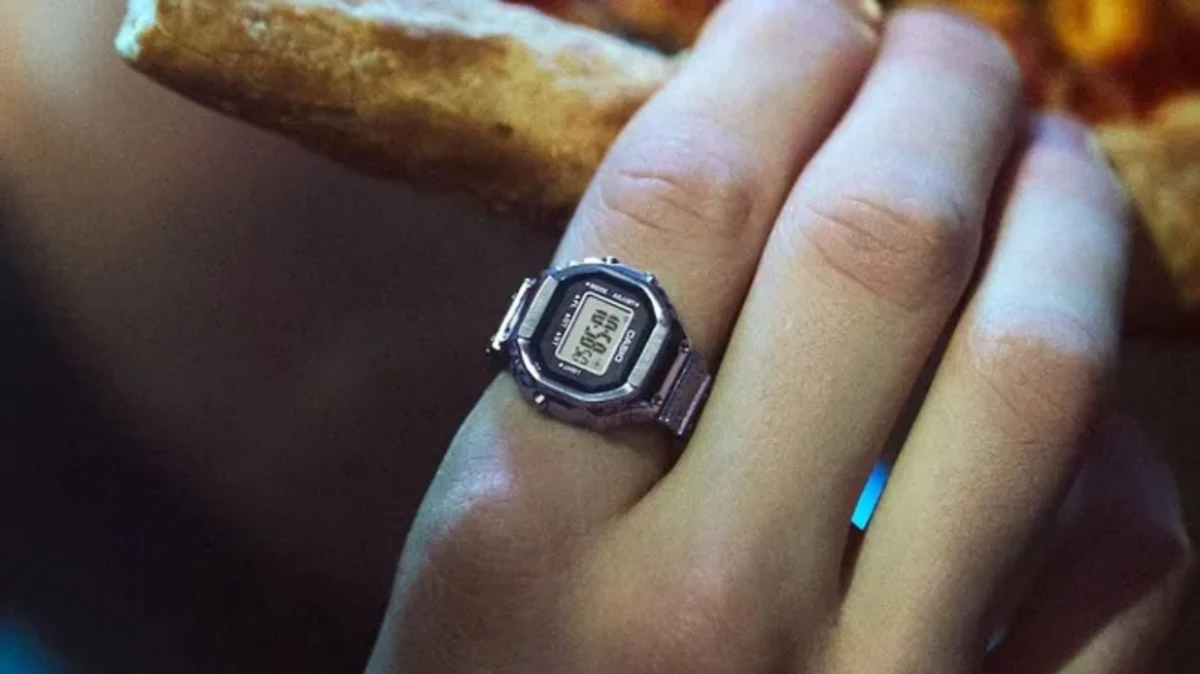 El CRW001-1, el anillo-reloj de Casio, combina diseño clásico y funciones digitales.