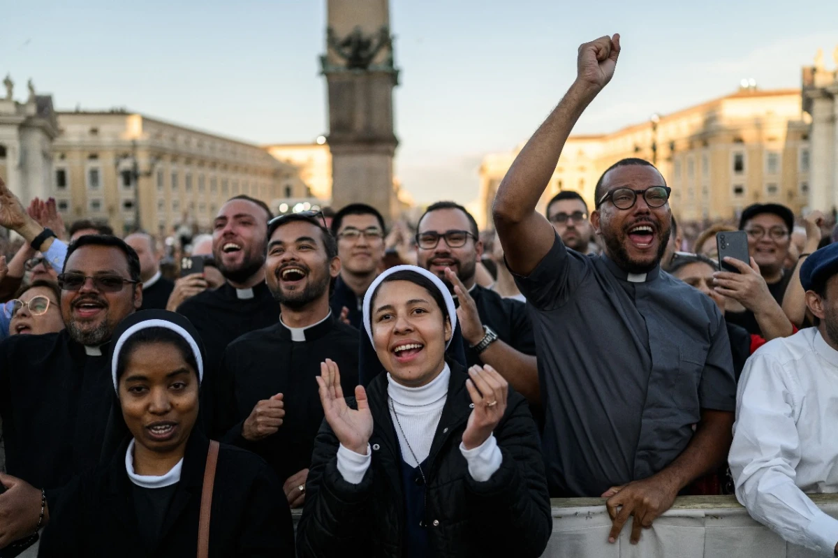 ESPERANZA. El anuncio de la llegada del nuevo pontífice generó alegría y emoción entre la multitud que lo esperó en la plaza San Pedro. Foto: AFP