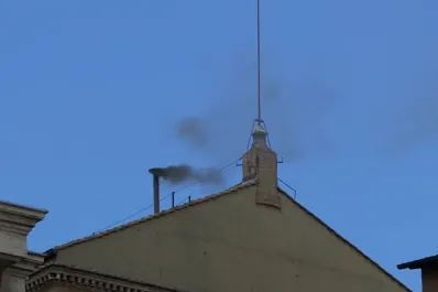 Fumata negra en el cónclave: no se escogió a un nuevo papa en la mañana del jueves