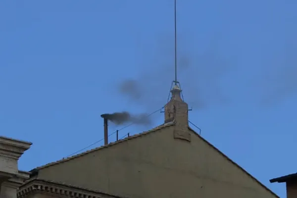 Fumata negra en el cónclave: no se escogió a un nuevo papa en la mañana del jueves