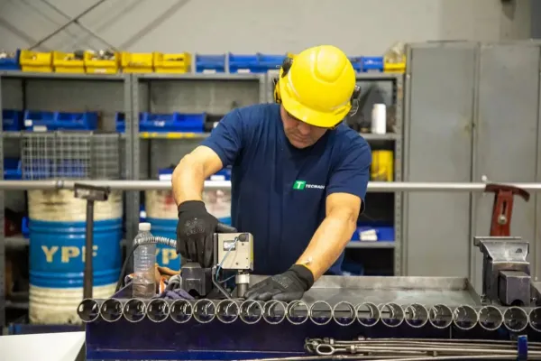 La industria manufacturera se contrajo 4,5% en marzo, el peor dato desde la devaluación de 2023