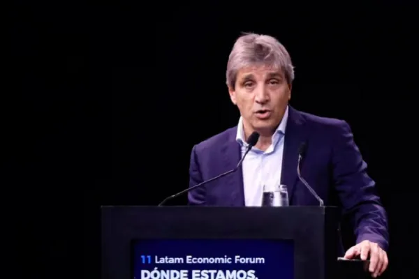 Caputo reclamó inversiones al empresariado y aseguró que hay U$S200.000 millones en “los colchones”