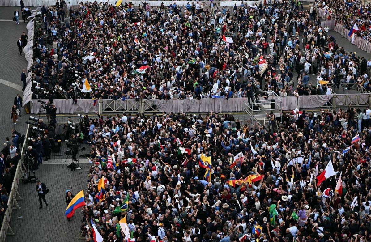 Festejos en el Vaticano por la fumata blanca. AFP