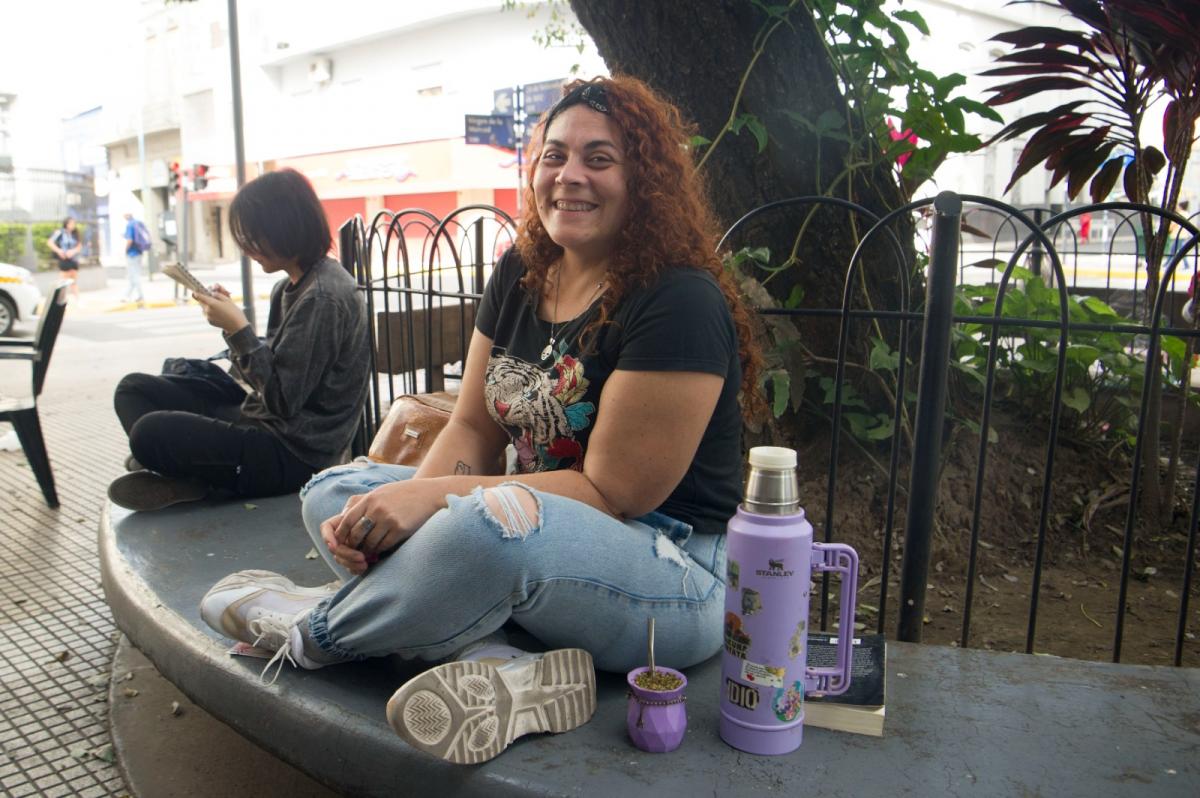 SENTIMIENTOS FUERTES. Verónica es catequista y el anuncio la encontró en la calle, pero no evitó que la emoción la invadiera. LA GACETA/ Foto de Diego Aráoz.