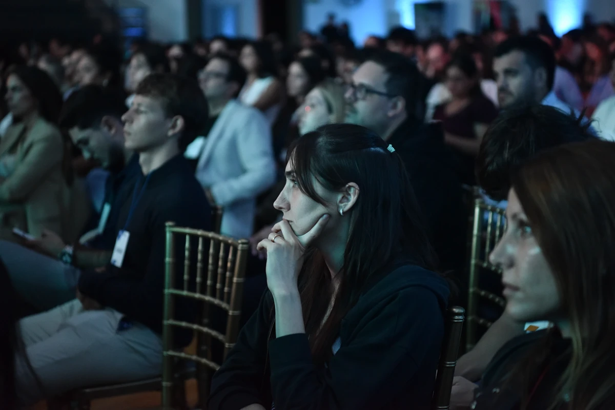 DURANTE LA CHARLA. El mensaje de los disertantes dejó pensando a los jóvenes, estudiantes, empresarios que fueron a Liderando Futuro. / OSVALDO RIPOLL, LA GACETA