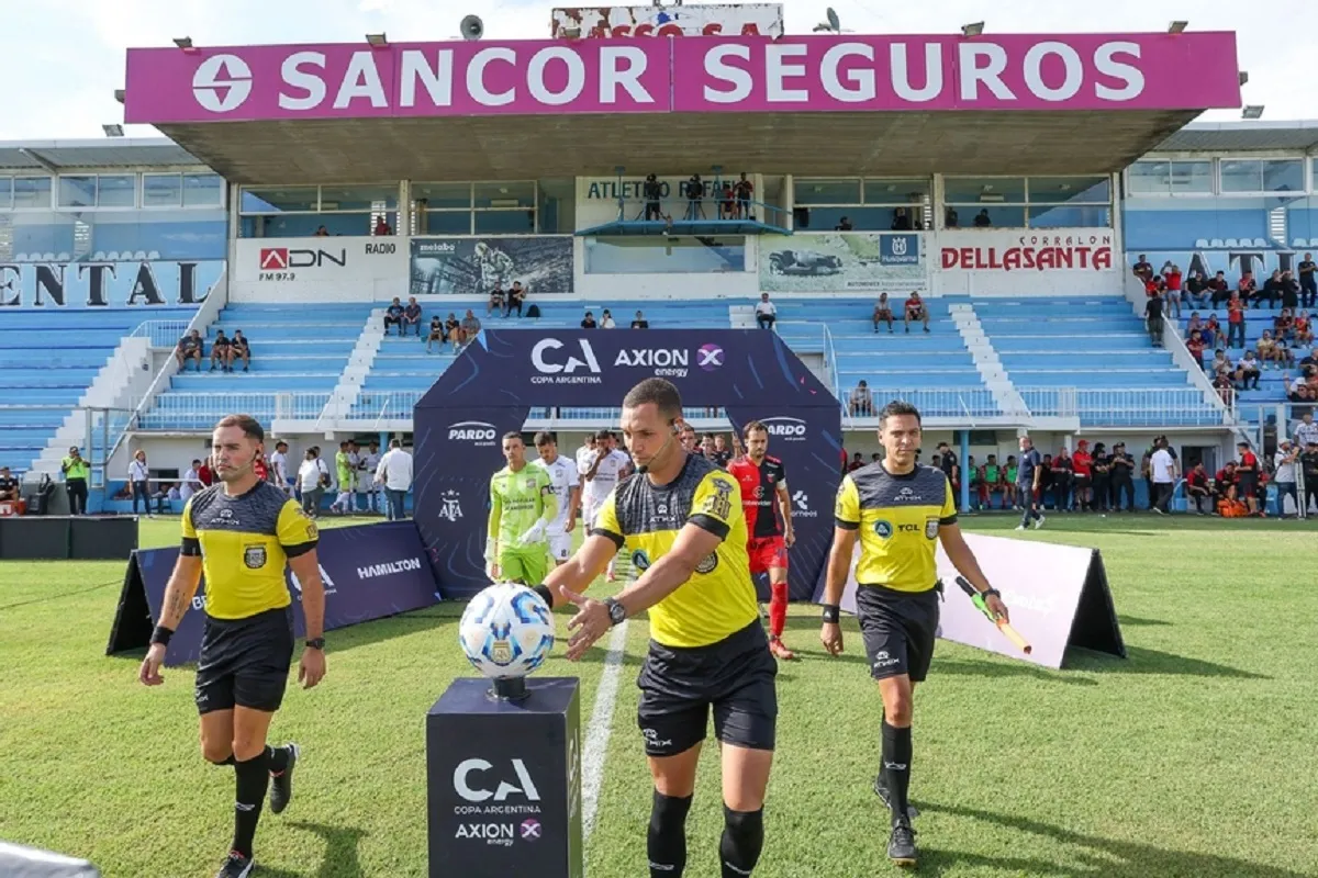 EN ACCIÓN. Zamora (en el medio) dirigió en el triunfo contra Colón en la Copa Argentina.