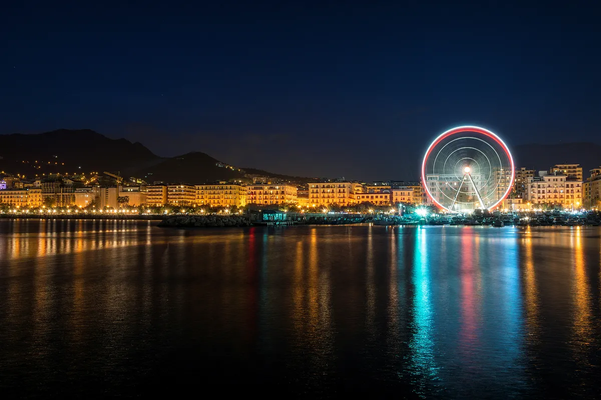 SALERNO. Una vista nocturna de la ciudad italiana. / UNSPLASH