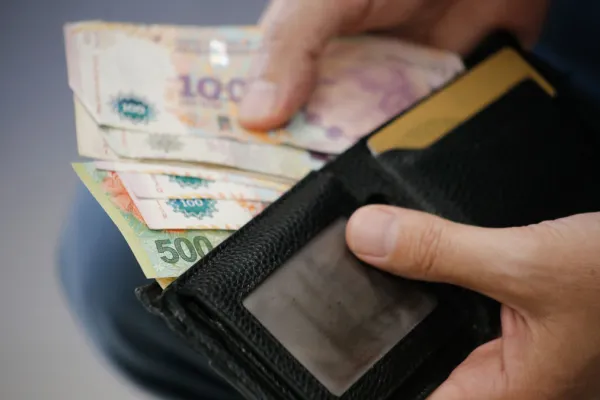 El Gobierno definió por decreto el Salario Mínimo, Vital y Móvil: subió a $302.600 en abril