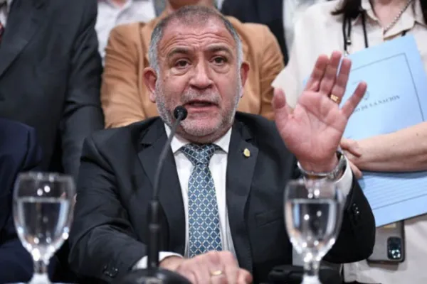 Un motochorro le robó el celular a Luis Juez mientras daba una entrevista radial: escuchá el audio