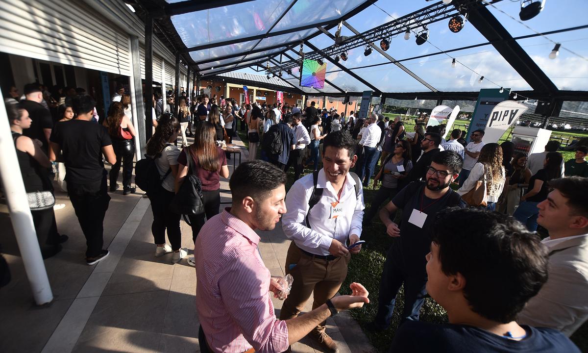 COFFEE BREAK. La jornada incluyó un receso para conectar con los speakers y participantes. / OSVALDO RIPOLL, LA GACETA