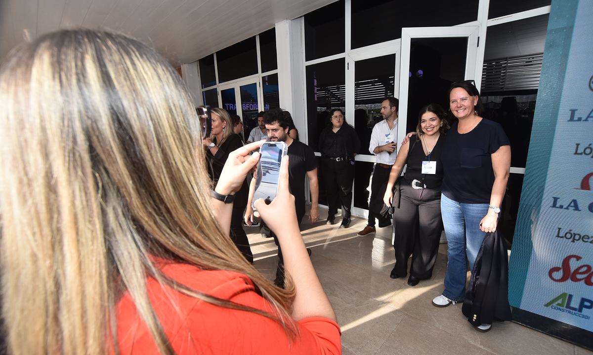 FAN. Noelia posó con su modelo a seguir en creación de contenido, Patricia Jebsen. / OSVALDO RIPOLL, LA GACETA