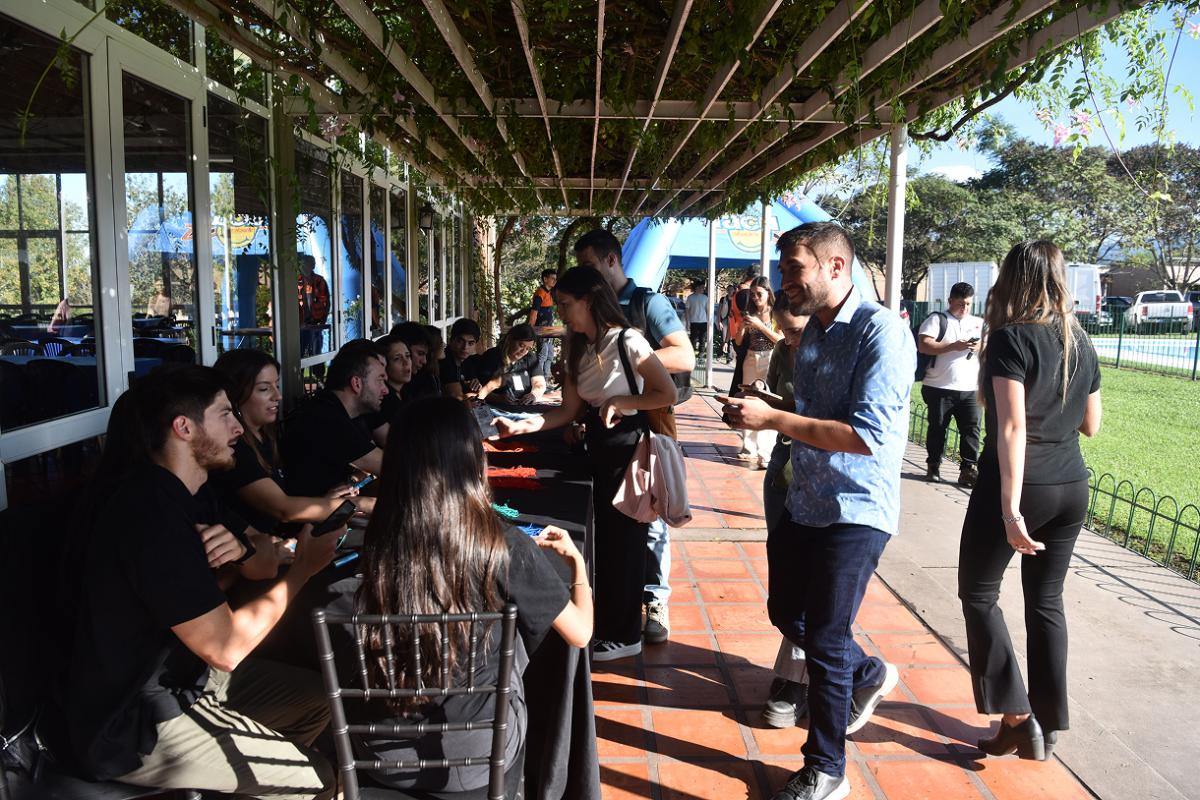 UNA GRAN ESPERA. Desde las 16 horas comenzaron las acreditaciones de los jóvenes, líderes y empresarios. / OSVALDO RIPOLL, LA GACETA
