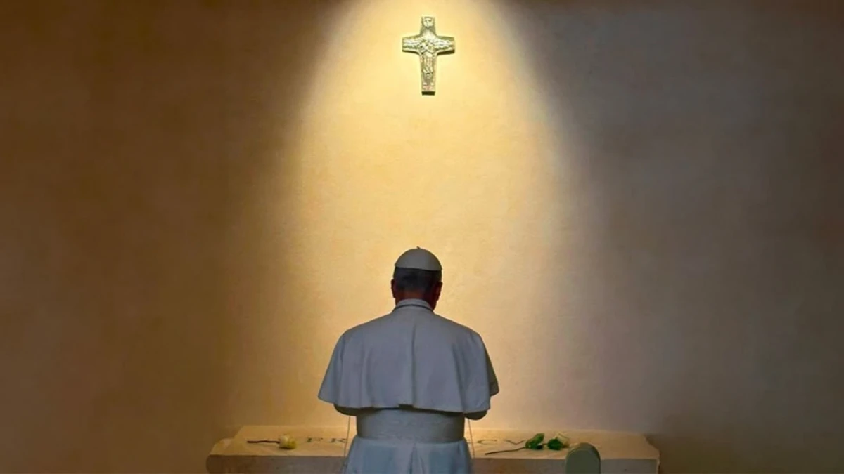 León XIV visitó la tumba de Francisco