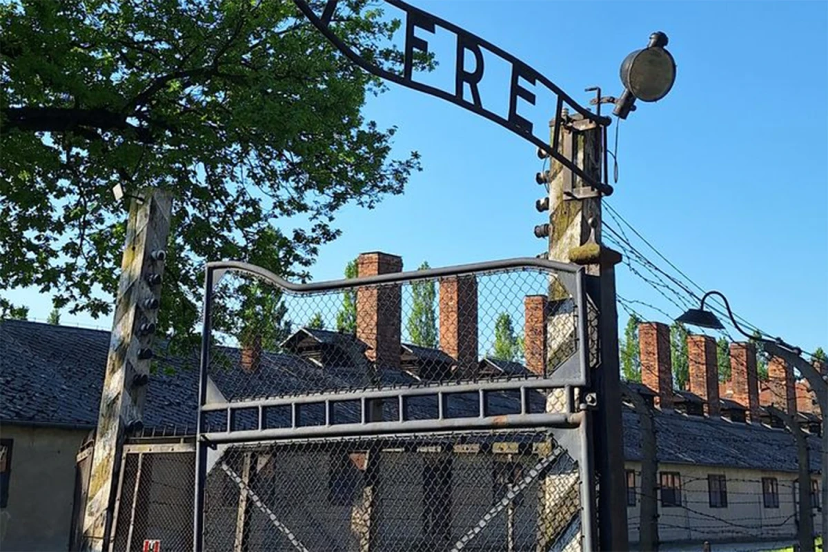 EL INGRESO. El portón de hierro tiene la conocida frase “Arbeit macht frei” (“El trabajo te hace libre”) y desde ahí se llega a las oficinas de administración y a las celdas de castigo. 