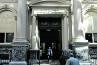 En semana volátil para el dólar, suben las reservas