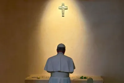 León XIV visitó la tumba de Francisco en la Basílica Santa María La Mayor