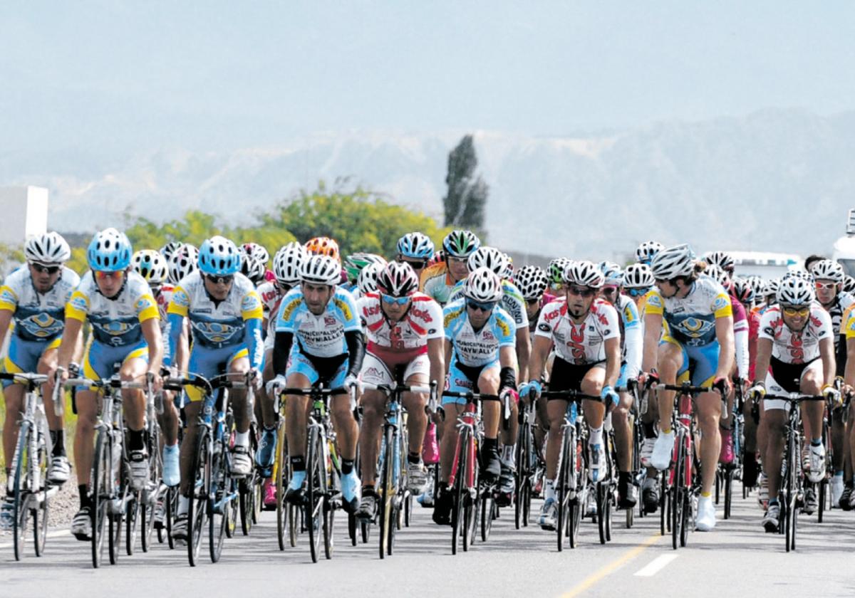 EN CARRERA. Argiró en el pelotón (sexto desde la izquierda).