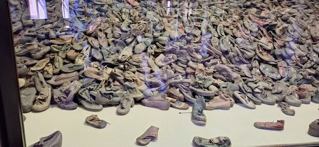 ZAPATOS. La gente debía desvestirse al ingresar a las cámaras de gas.