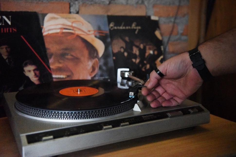 SONIDO ESPECIAL. Pablo Lesnik disfruta de la música en viejos vinilos. lagaceta / foto osvaldo ripoll