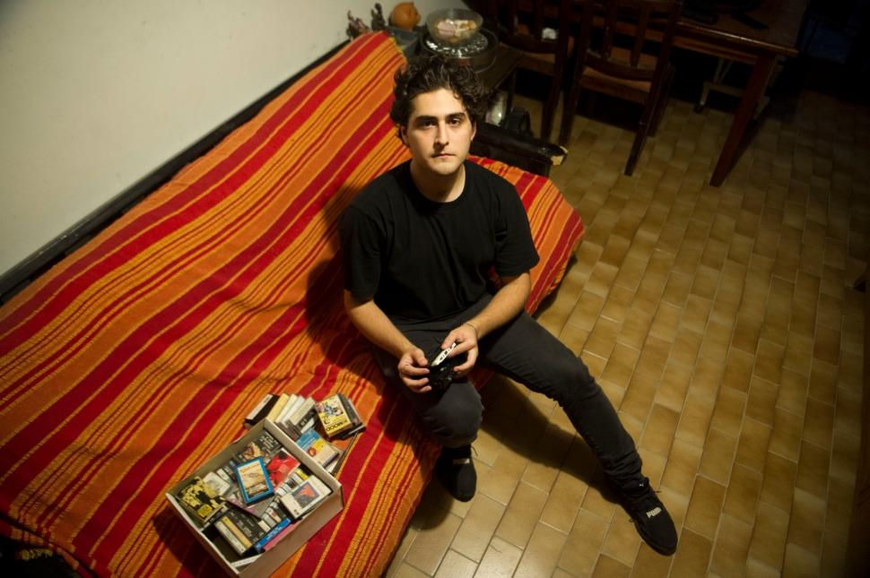 CINTAS. Juan Manuel Pajón tiene una amplia colección de casetes. la gaceta / foto de diego aráoz