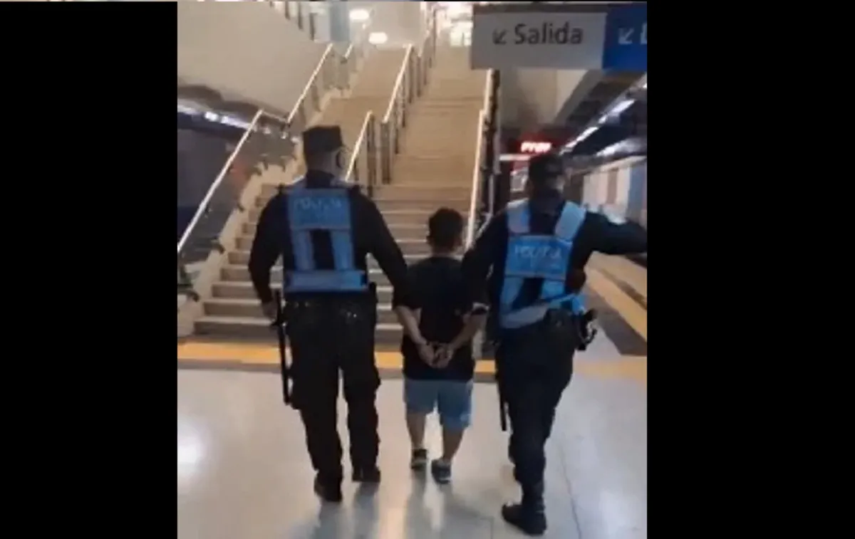 Detuvieron a un hombre acusado de prender fuego un contenedor y dañar dos autos