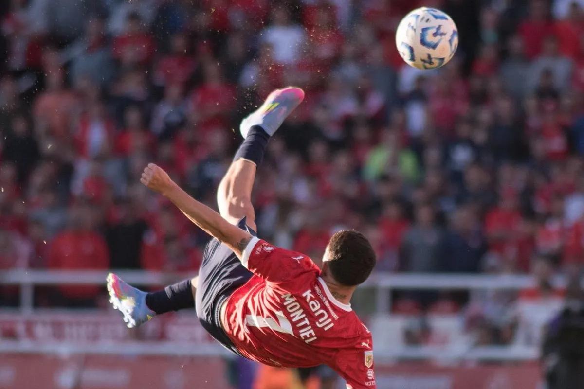 Así fue la impresionante chilena de Santiago Montiel para darle la clasificación a Independiente