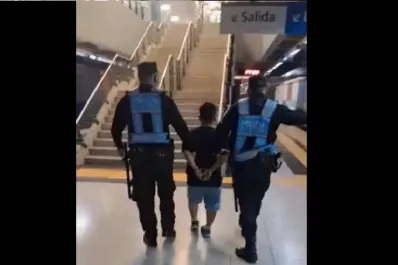 Detuvieron a un hombre acusado de prender fuego un contenedor y dañar dos autos