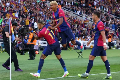 Lluvia de goles y varias polémicas en un clásico crucial: Barcelona venció a Real Madrid y quedó a un paso de ser campeón en España