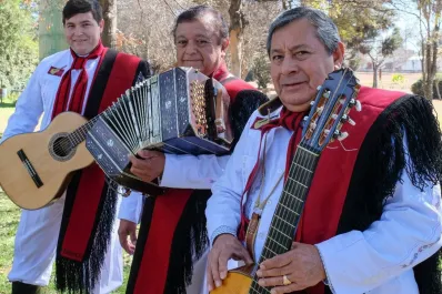Es cantante, forma parte de las Voces de Orán y disfruta de su pasión por las bochas