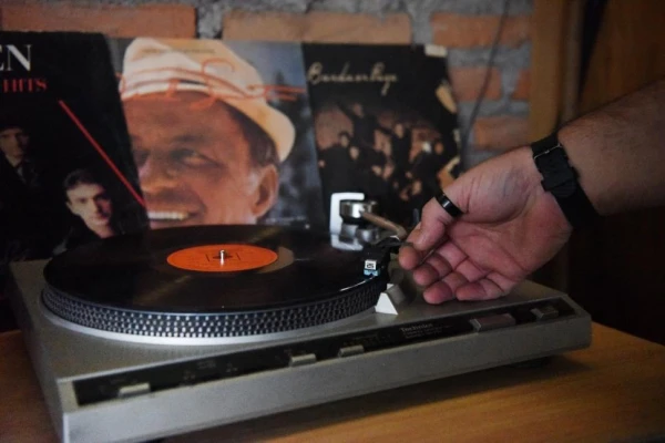 Lo viejo salva: una vida analógica, testimonios de resistencia