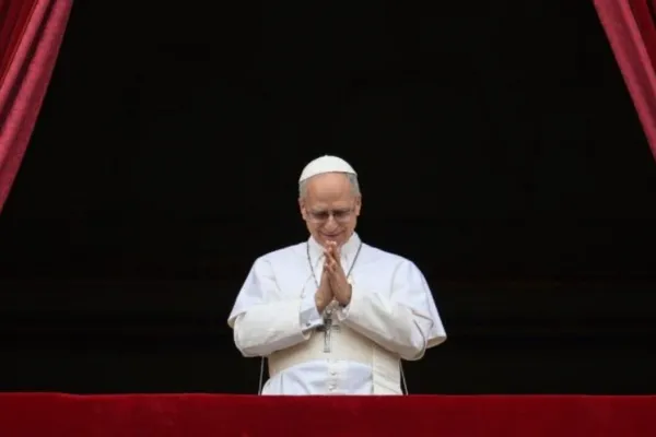 El papa León XIV hizo su primera aparición dominical y pidió por el fin de las guerras