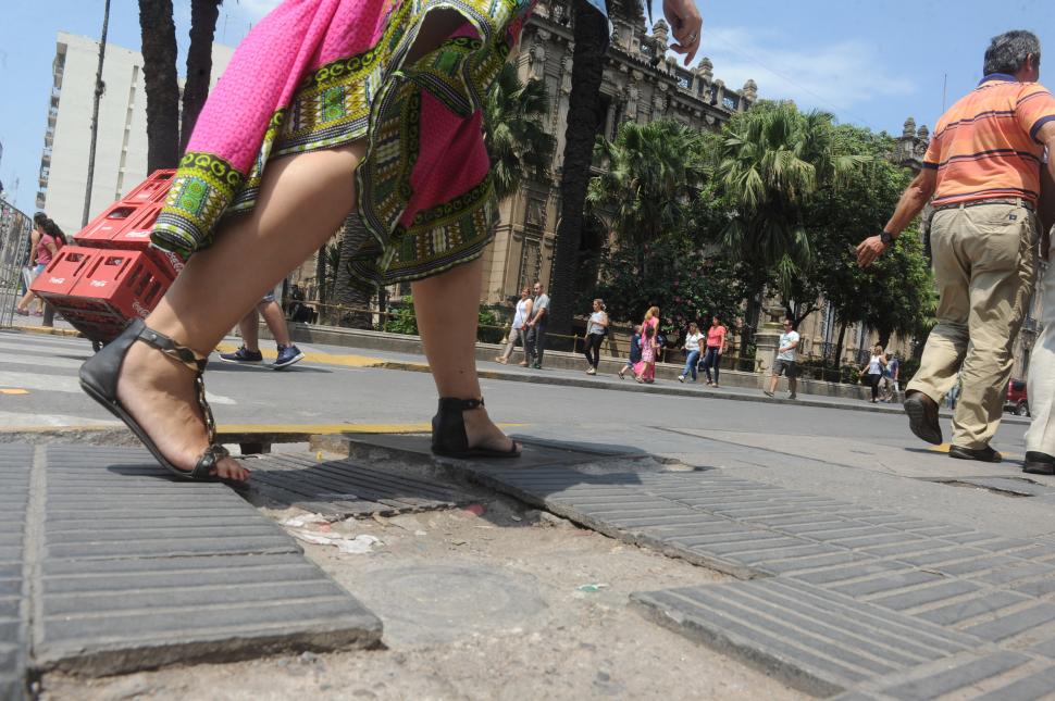DATOS. El 70% de las veredas están rotas en la capital tucumana.