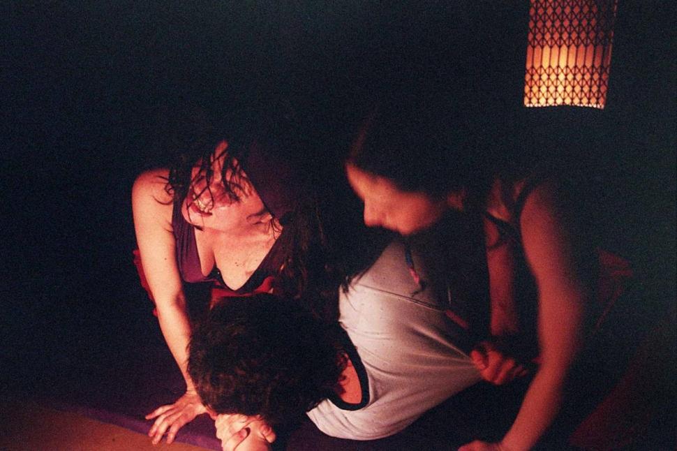 TRÍO 2. El mismo terceto de actores mencionados durante otra de las escenas de “Violently Happy”, en 2005.